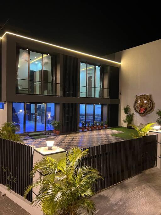 Stayhaven Starmount 4Bhk & Pool Мумбай Екстериор снимка
