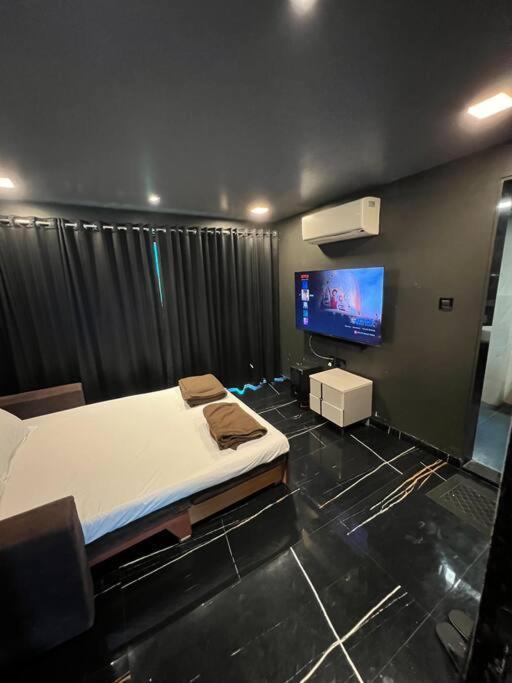 Stayhaven Starmount 4Bhk & Pool Мумбай Екстериор снимка